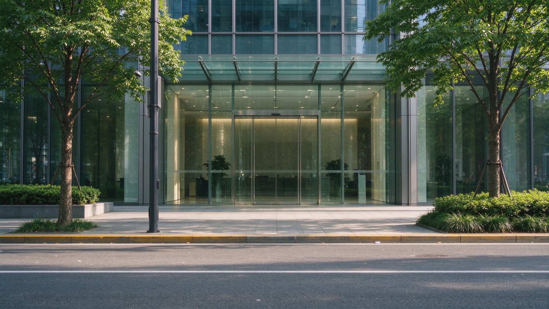 城市街景路牌与写字楼入口，本地办公地点场景