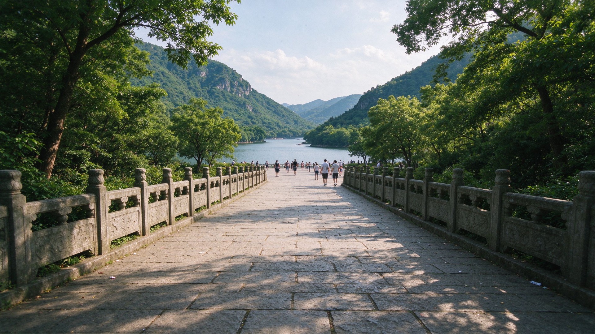 景区步道与山水远景，酒店周边玩法场景